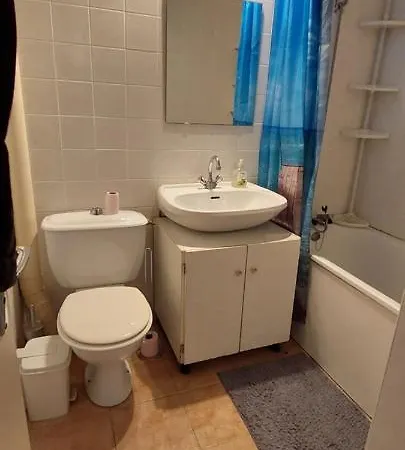 Agreable Petite Maison 2 Chambres, De 48m2 Sans Vis-a-vis Et Parking Privatif