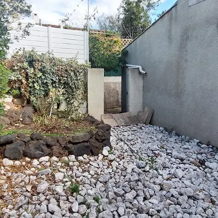 Agreable Petite Maison 2 Chambres, De 48m2 Sans Vis-a-vis Et Parking Privatif אגדה