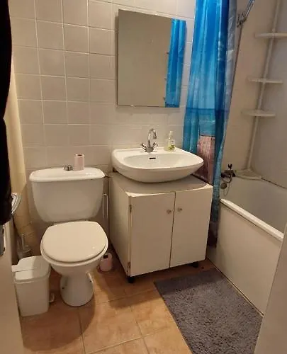 Agreable Petite Maison 2 Chambres, De 48m2 Sans Vis-a-vis Et Parking Privatif